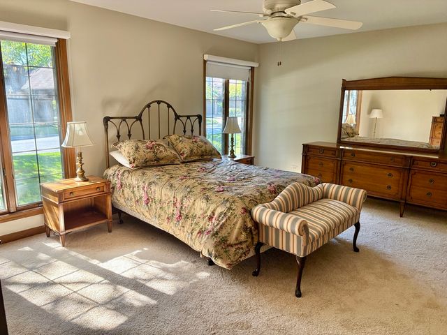 44 Queens Court 44, Westchester, IL 60154