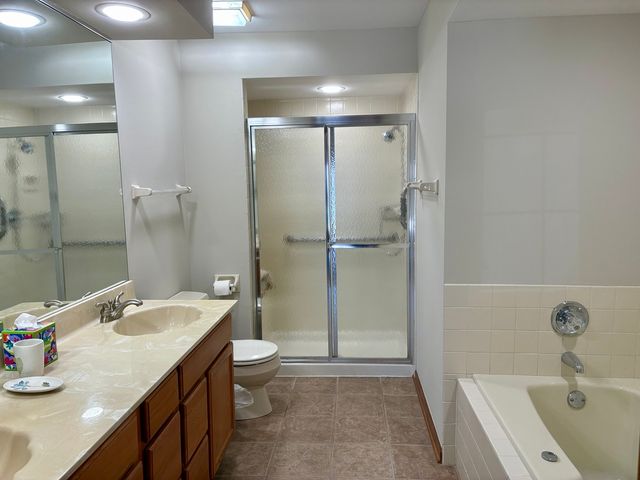 44 Queens Court 44, Westchester, IL 60154