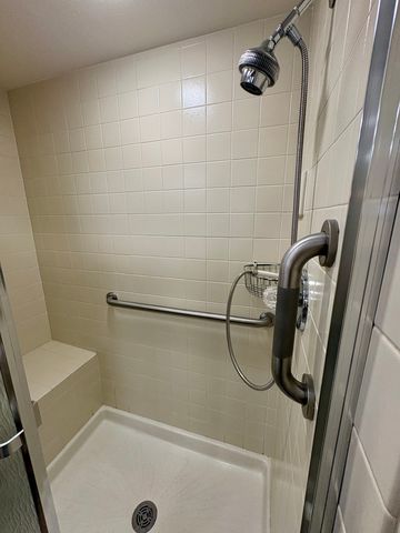 44 Queens Court 44, Westchester, IL 60154