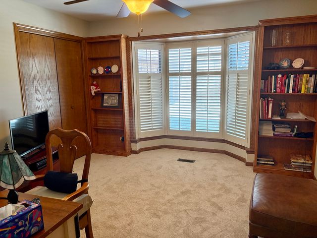 44 Queens Court 44, Westchester, IL 60154