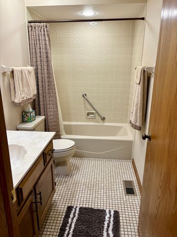 44 Queens Court 44, Westchester, IL 60154