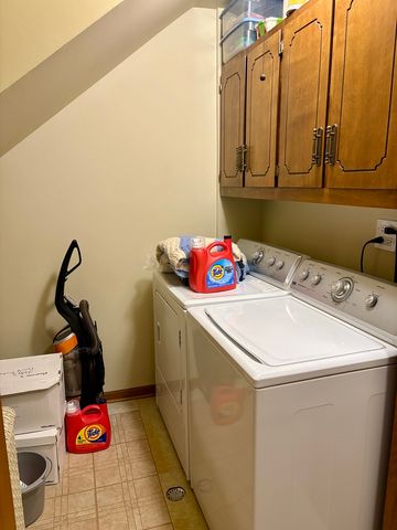 44 Queens Court 44, Westchester, IL 60154