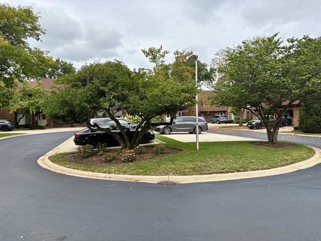 44 Queens Court 44, Westchester, IL 60154