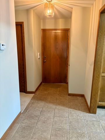 44 Queens Court 44, Westchester, IL 60154