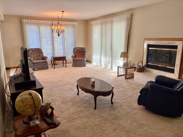 44 Queens Court 44, Westchester, IL 60154