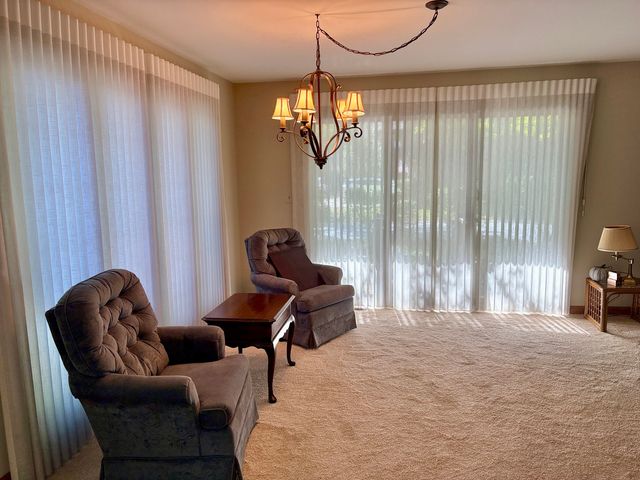 44 Queens Court 44, Westchester, IL 60154