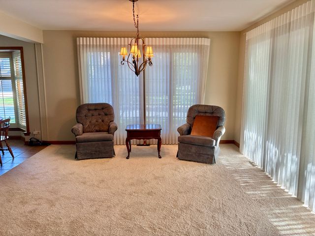 44 Queens Court 44, Westchester, IL 60154