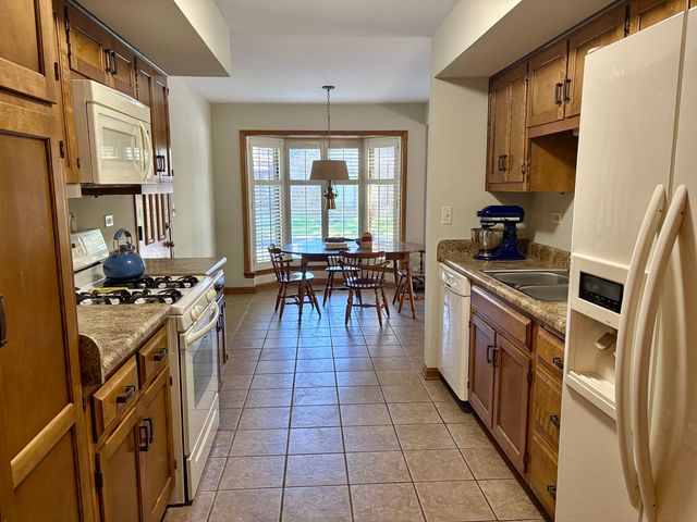 44 Queens Court 44, Westchester, IL 60154