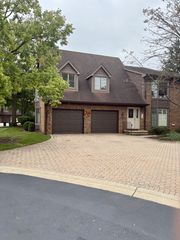44 Queens Court 44, Westchester, IL 60154