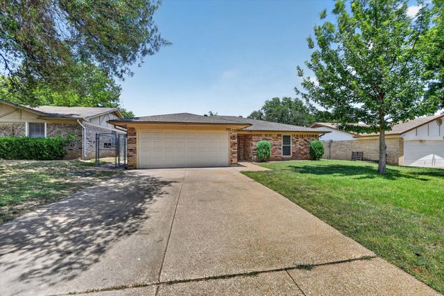 3712 Holly Springs Drive, Fort Worth, TX 76133