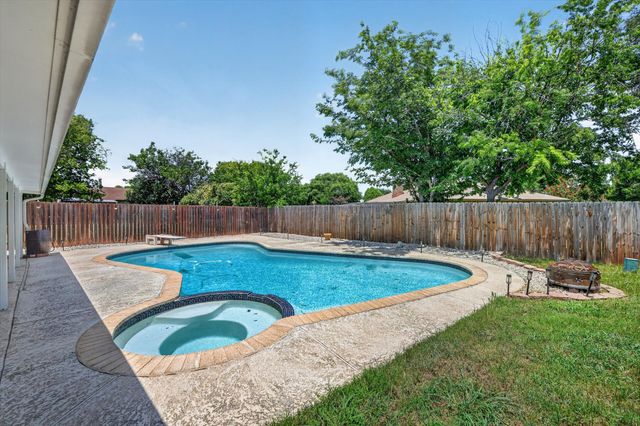 3712 Holly Springs Drive, Fort Worth, TX 76133