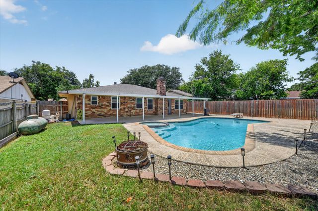 3712 Holly Springs Drive, Fort Worth, TX 76133