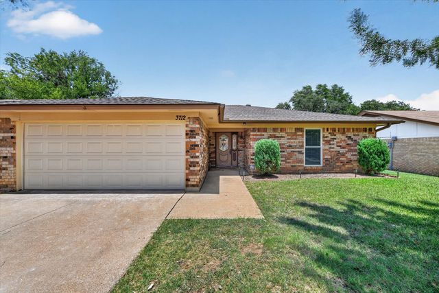 3712 Holly Springs Drive, Fort Worth, TX 76133