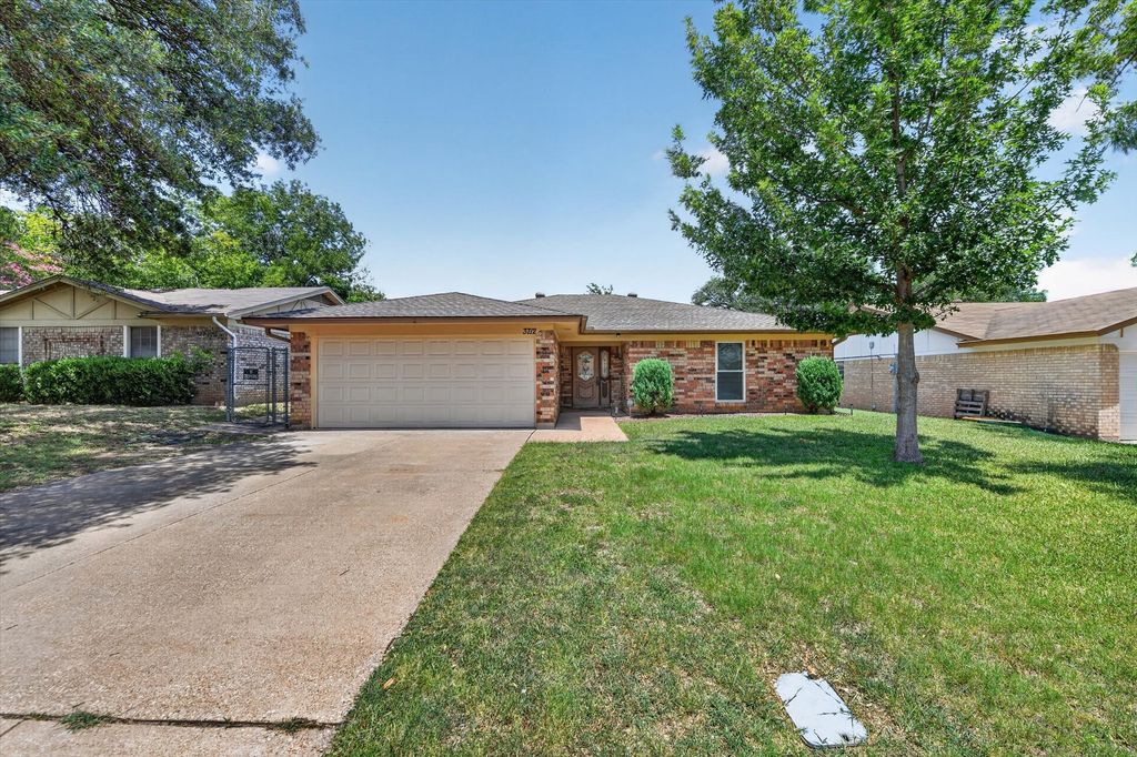 3712 Holly Springs Drive, Fort Worth, TX 76133