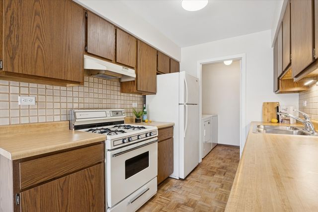 383 Coventry Court 4, Clarendon Hills, IL 60514