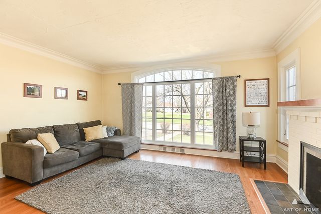 19 W Hattendorf Avenue, Roselle, IL 60172