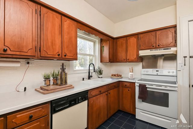 19 W Hattendorf Avenue, Roselle, IL 60172