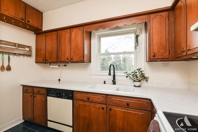 19 W Hattendorf Avenue, Roselle, IL 60172