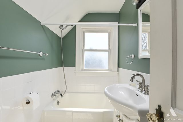 19 W Hattendorf Avenue, Roselle, IL 60172