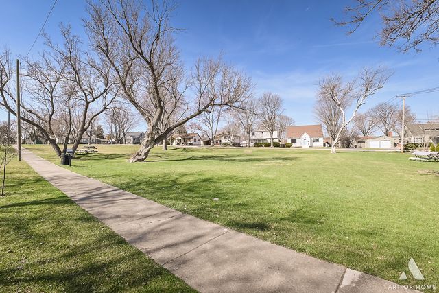 19 W Hattendorf Avenue, Roselle, IL 60172