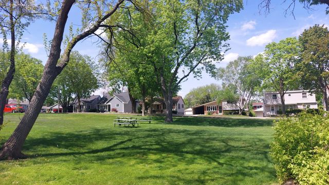 19 W Hattendorf Avenue, Roselle, IL 60172