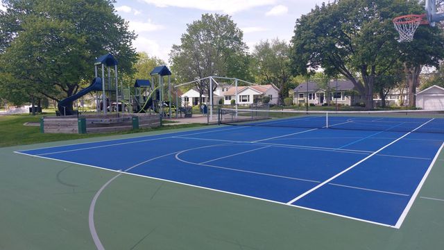 19 W Hattendorf Avenue, Roselle, IL 60172