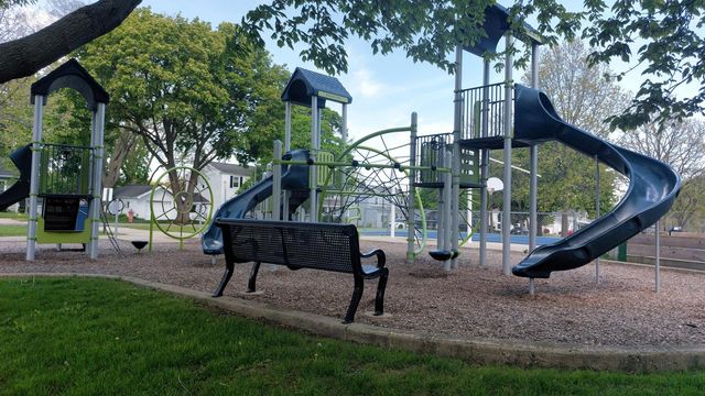19 W Hattendorf Avenue, Roselle, IL 60172