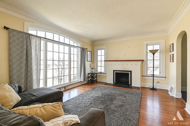 19 W Hattendorf Avenue, Roselle, IL 60172