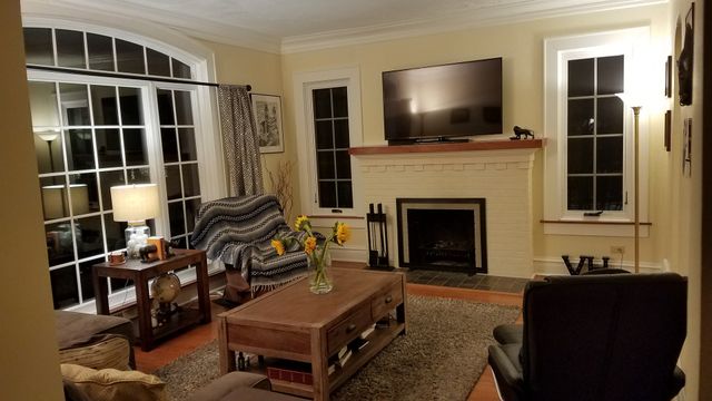 19 W Hattendorf Avenue, Roselle, IL 60172
