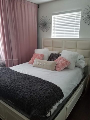 200 NE 110th St 200, Miami, FL 33161