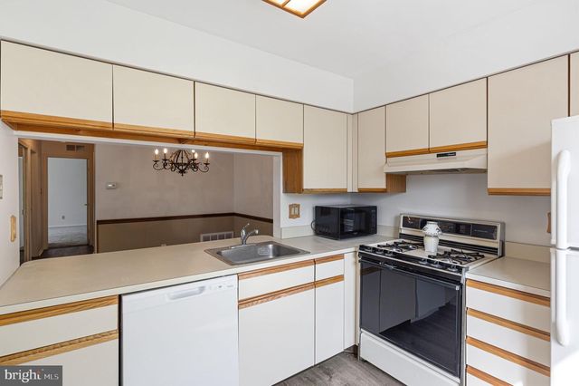 1404-B DENHAM CT, Mount Laurel, NJ 08054