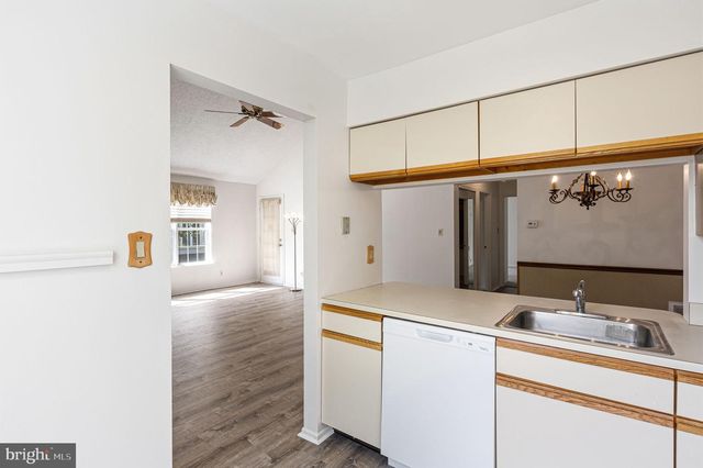 1404-B DENHAM CT, Mount Laurel, NJ 08054