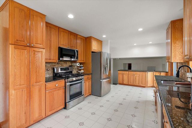 6079 Venice Drive, Commerce Twp, MI 48382