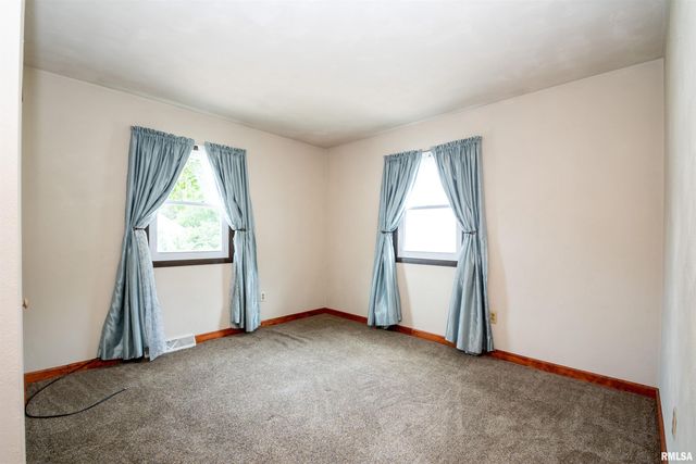 102 E EDEN Street, East Peoria, IL 61611