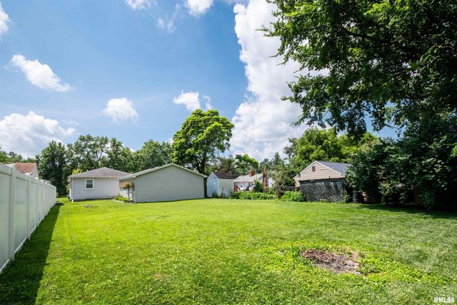 102 E EDEN Street, East Peoria, IL 61611