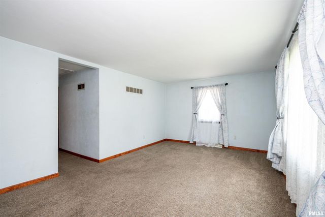 102 E EDEN Street, East Peoria, IL 61611