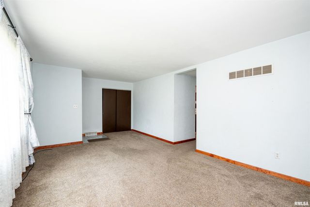 102 E EDEN Street, East Peoria, IL 61611