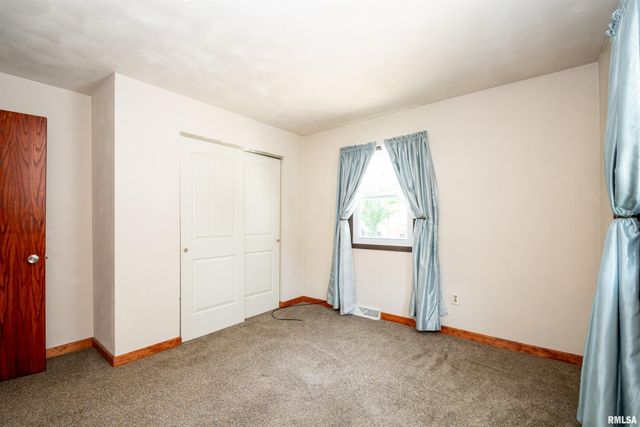 102 E EDEN Street, East Peoria, IL 61611
