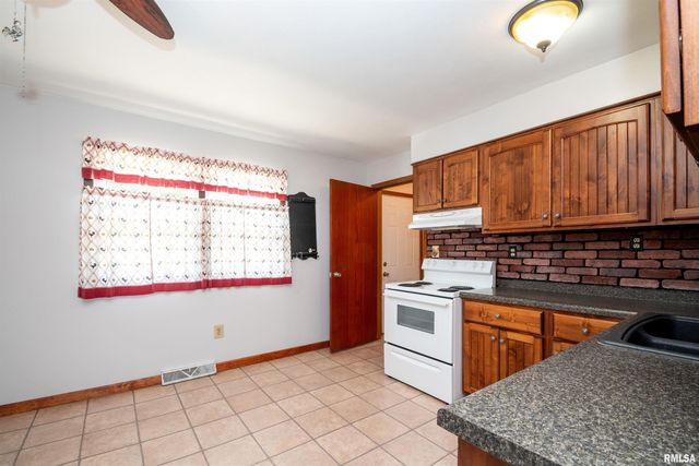 102 E EDEN Street, East Peoria, IL 61611