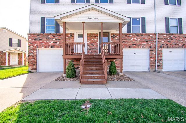 689 BOCA RATON Drive B, St Peters, MO 63376