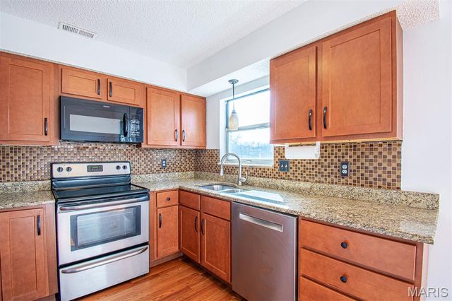 689 BOCA RATON Drive B, St Peters, MO 63376