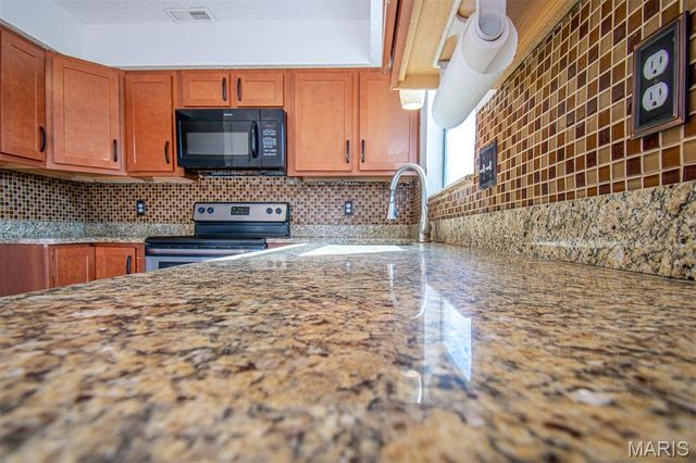 689 BOCA RATON Drive B, St Peters, MO 63376