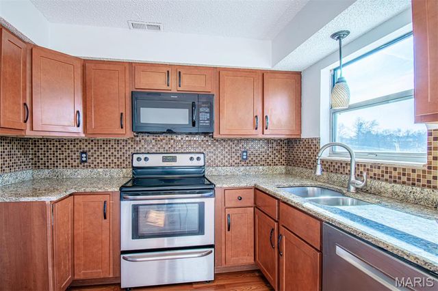 689 BOCA RATON Drive B, St Peters, MO 63376