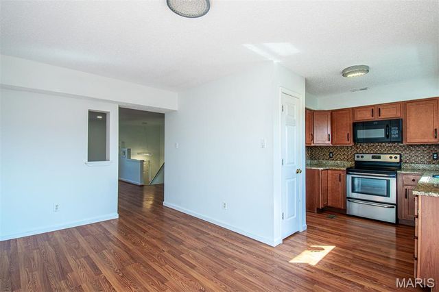 689 BOCA RATON Drive B, St Peters, MO 63376