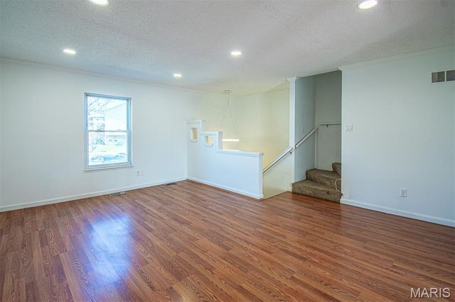 689 BOCA RATON Drive B, St Peters, MO 63376