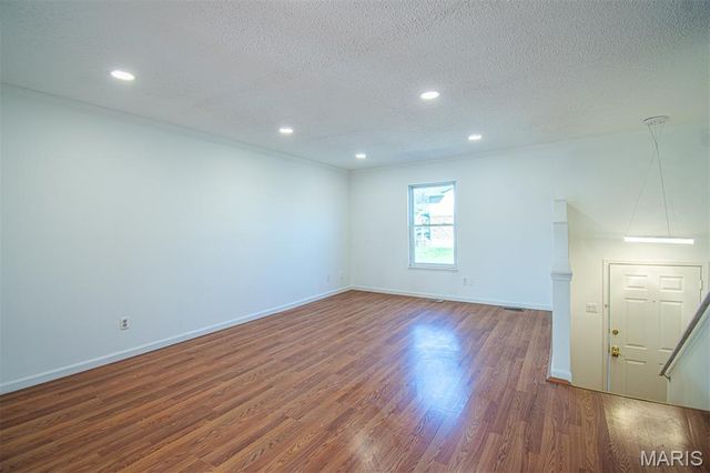 689 BOCA RATON Drive B, St Peters, MO 63376