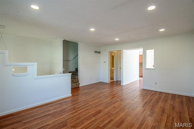 689 BOCA RATON Drive B, St Peters, MO 63376