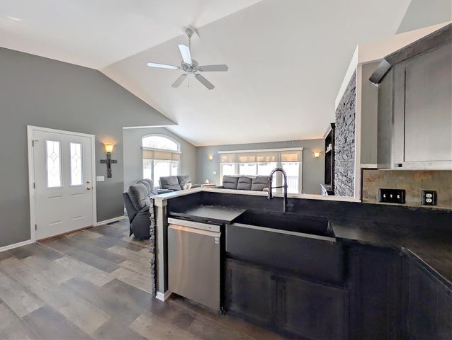 253 Aberdeen Court, Flushing, MI 48433