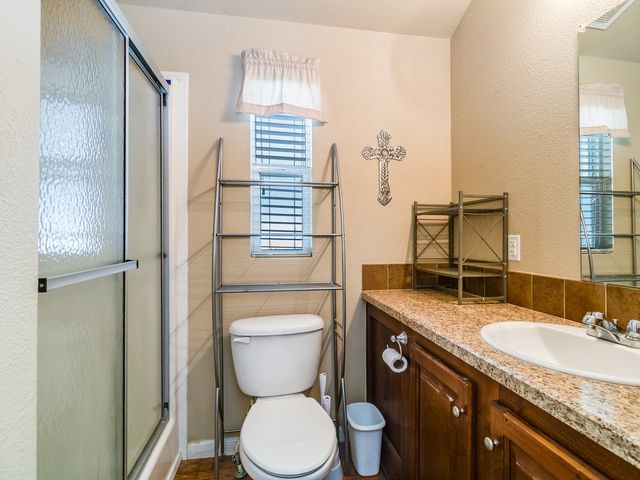 1045 Pelican Isle Drive, Kerens, TX 75144