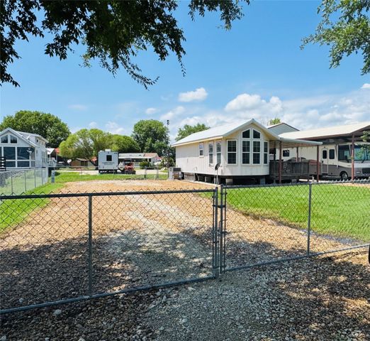 1045 Pelican Isle Drive, Kerens, TX 75144